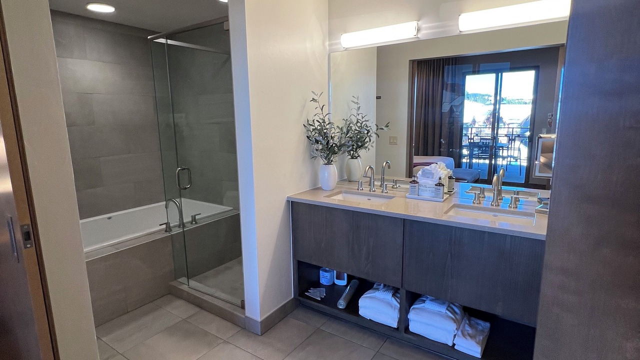 Photo of Bathroom in Peak 8