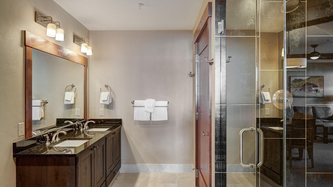 Photo of Bathroom in Peak 8