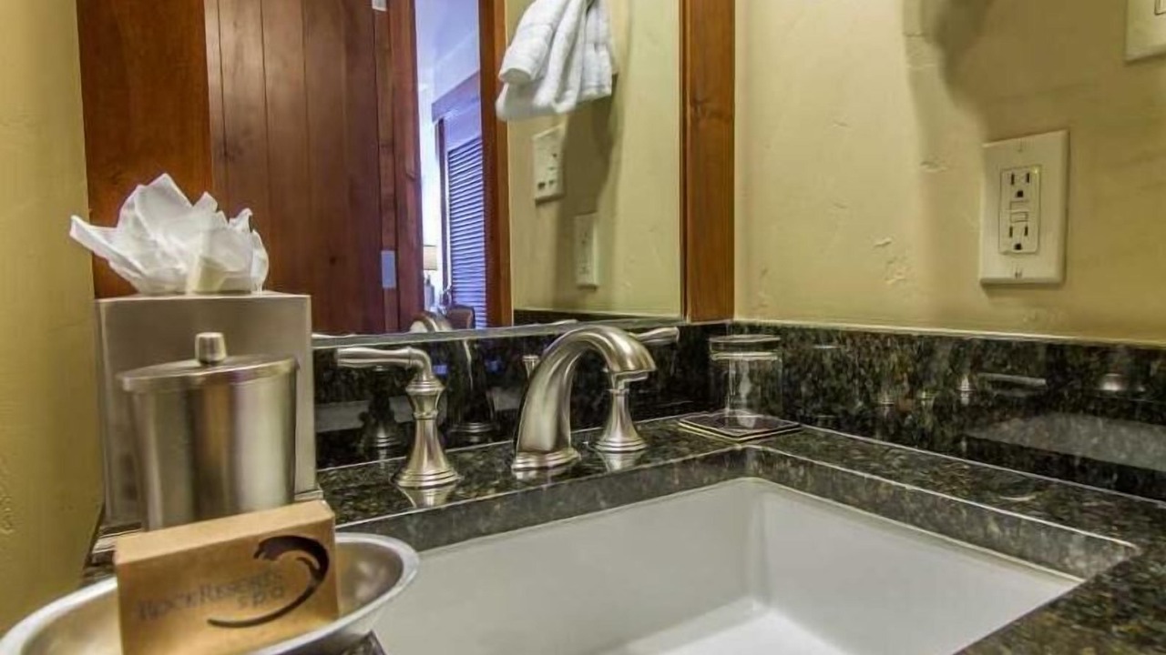 Photo of Bathroom in Peak 8