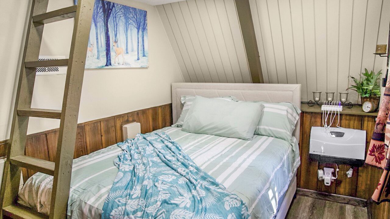 Photo of Bedroom in Twin Peaks