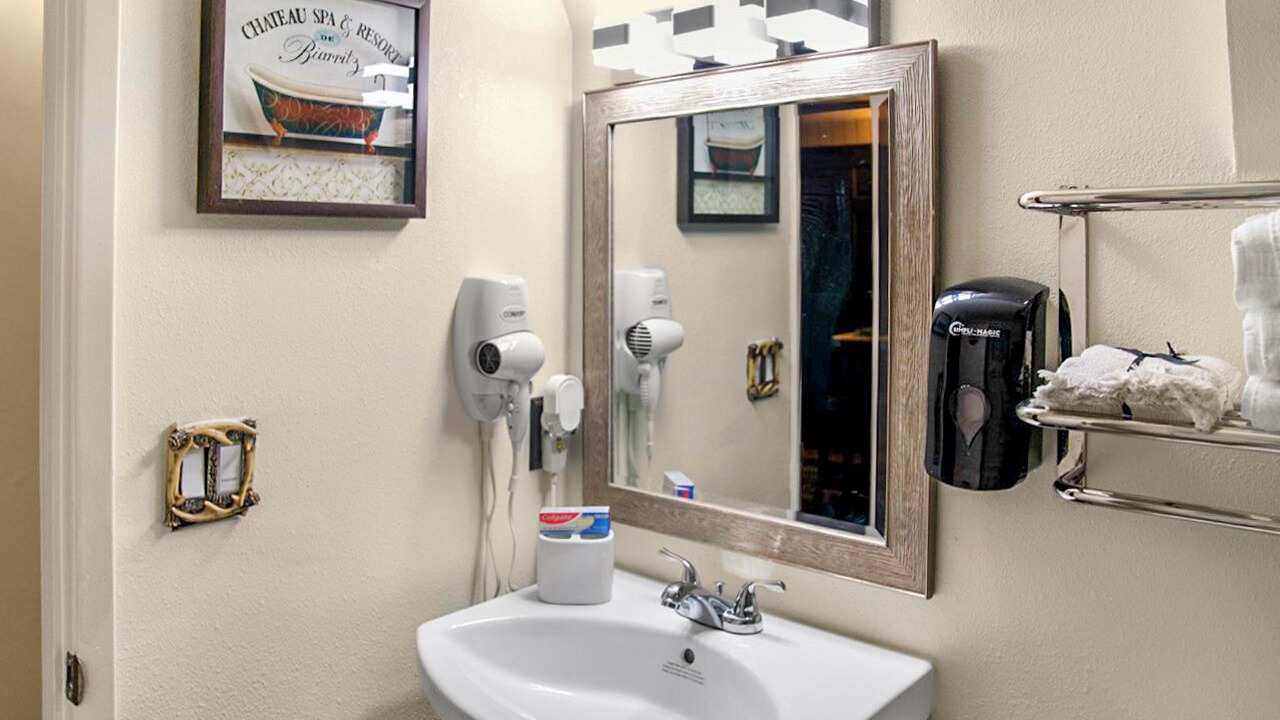 Photo of Bathroom in Twin Peaks