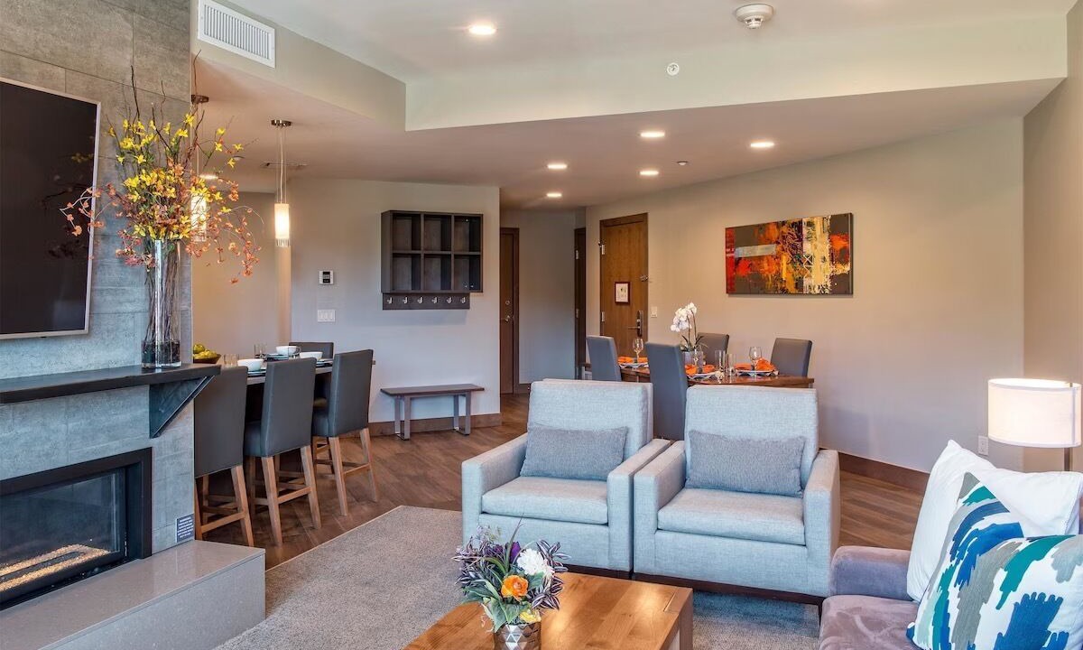 Photo of Livingroom in Peak 8