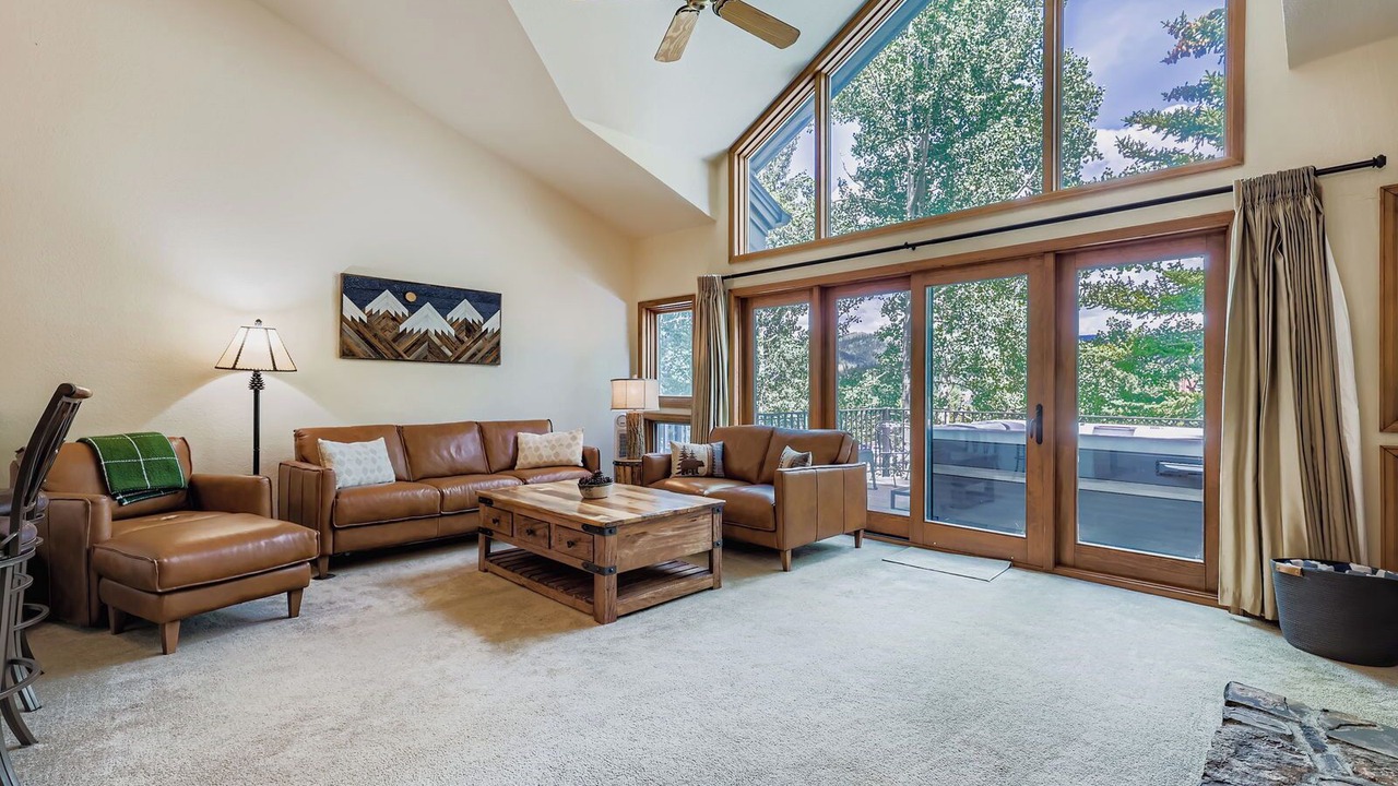Photo of Livingroom in Peak 9