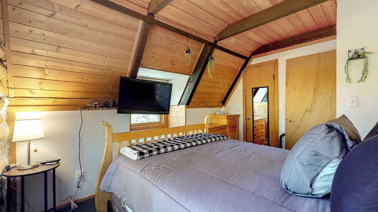 Photo of Bedroom in Running Springs