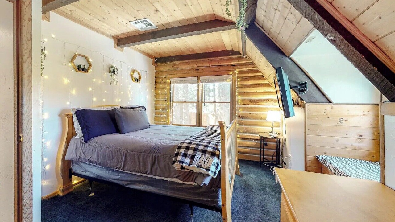 Photo of Bedroom in Running Springs