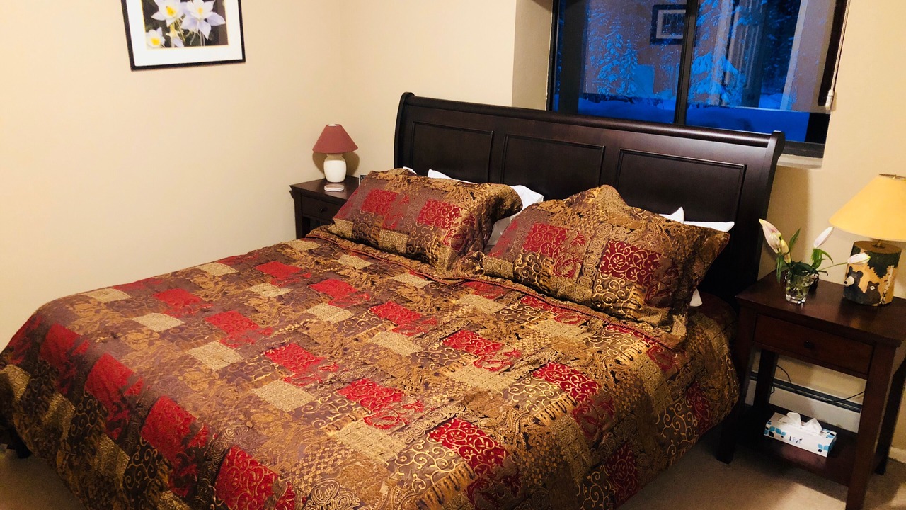 Photo of Bedroom in Peak 8