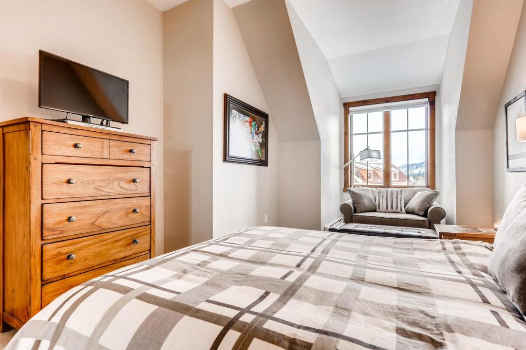 Photo of Bedroom in Peak 9