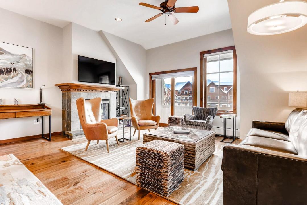 Photo of Livingroom in Peak 9