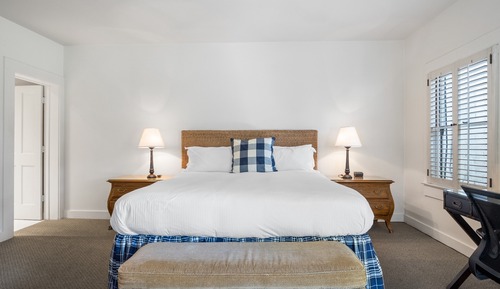 Signature Single Room, 1 King Bed, Lanai, Garden Area