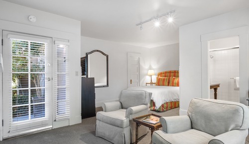 Signature Single Room, 1 Queen Bed, Fireplace, Garden Area