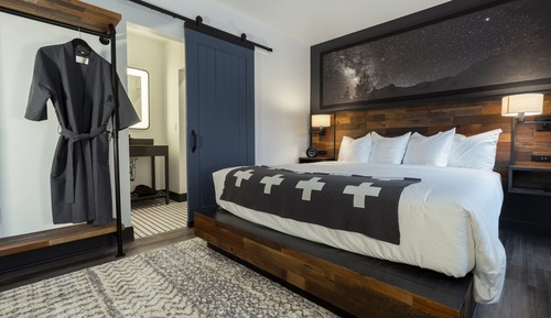Deluxe Room, 1 King Bed (Betty)