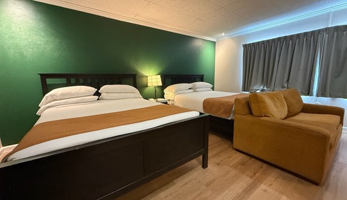 Deluxe Quadruple Room, 2 Queen Beds, Mobility Accessible