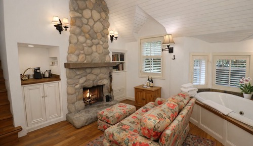 Luxury Cottage, 1 Queen Bed, Jetted Tub, Fireplace (Plumstead Cottage)