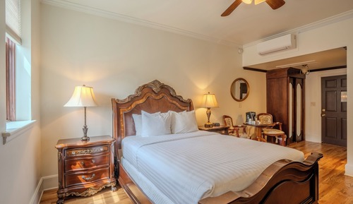 Palace Wing, 1 Queen Bed, Stair Access Only