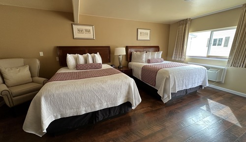 Suite, 2 Bedrooms (1 King and 2 Queens)
