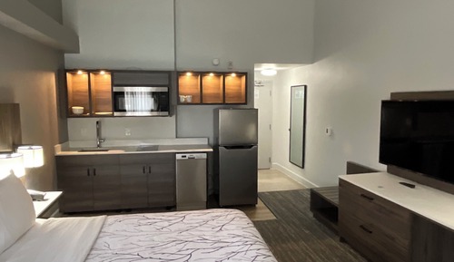 Standard Room, 1 Queen Bed, Balcony, Pool View