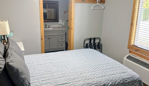 Economy Single Room, 1 Queen Bed