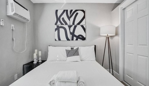 Economy Single Room, 1 Queen Bed (Rustic 5)