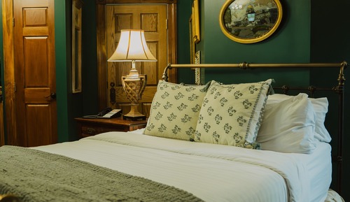 Suite, 1 Queen Bed with Sofa bed (Not located within the Castle)