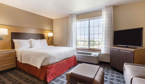 Deluxe Studio, 1 Queen Bed, Refrigerator & Microwave