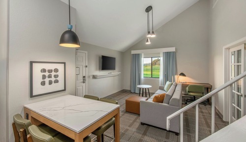 Loft, 2 Queen Beds, Kitchen, Golf View (Bi Level Suite)