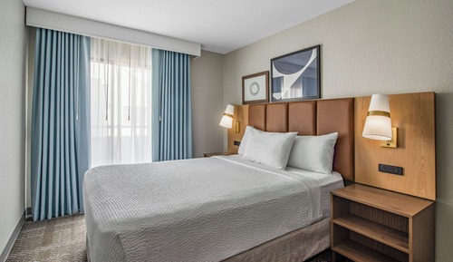 Loft, 2 Queen Beds, Kitchen (Bi Level Suite and Court View)