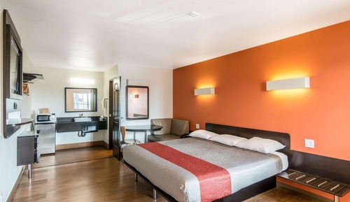 Deluxe Room, 1 King Bed, Smoking, Refrigerator & Microwave