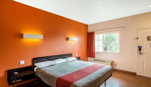 Deluxe Room, 1 King Bed, Non Smoking, Refrigerator & Microwave