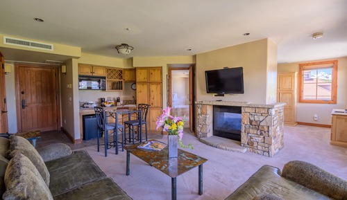 Deluxe Room, 1 Queen Bed, Mountain View (One Bedroom Suite)