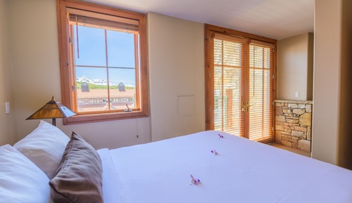 Standard Suite, 1 Queen Bed, Mountain View (Junior Suite)