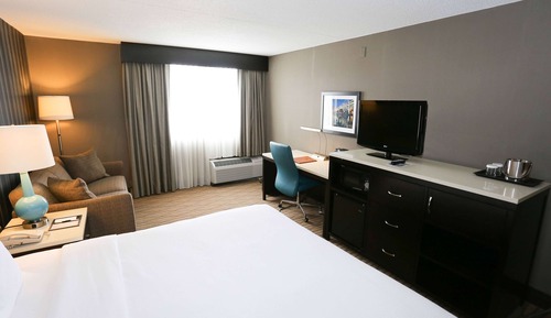 Room, 1 King Bed, Hearing Accessible, Non Smoking (Mobility, Bathtub w/ Grab Bars)