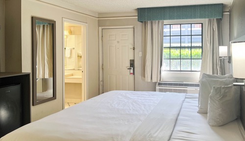 Deluxe Room (Tub)