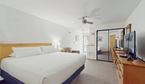 Deluxe Room, 1 King Bed, Balcony, Mountain View