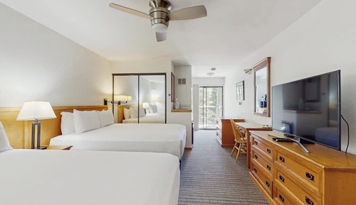 Deluxe Room, 2 Queen Beds, Balcony, Mountain View