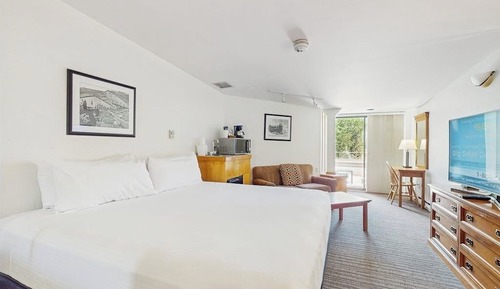 Superior Room, 1 King Bed, Balcony, Mountain View