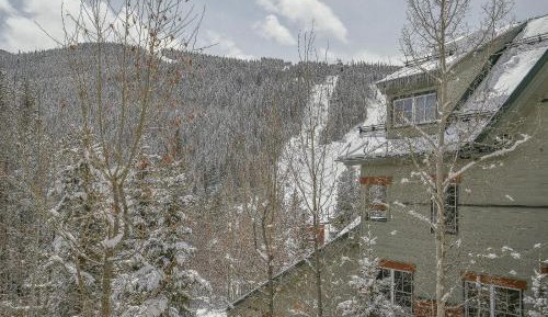 Two-Bedroom Deluxe Apartment with Balcony