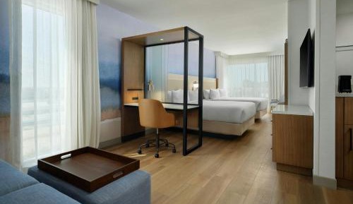 Queen Suite with Sofa Bed and No View - Mobility Accessible with Tub