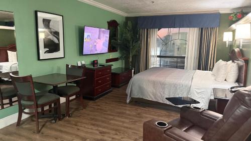 Efficiency King Suite - Non-Smoking