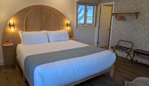 King Suite with Jetted Tub - Renovated 