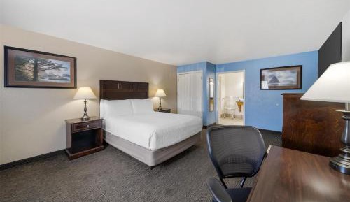Queen Room with Mobility Accessible Walk-In Shower