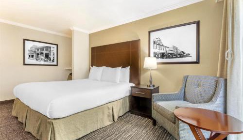 King Room with Roll-in Shower - Disability Access/Non-Smoking