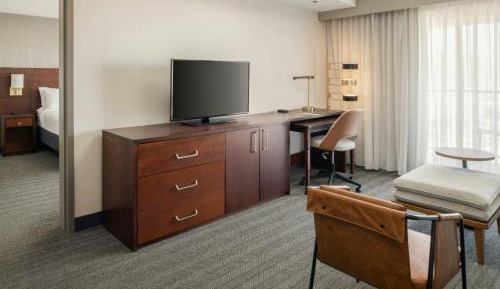One-Bedroom King Suite with Balcony, Bathtub and Sofa Bed - Mobility Access/Hearing Accessible