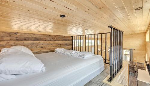 Boo Boo Bear ™ Elite Cabin with Hot Tub