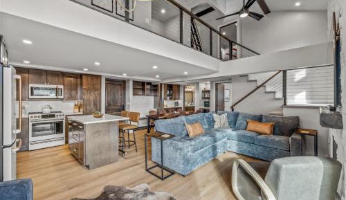 Apartment with Mountain View