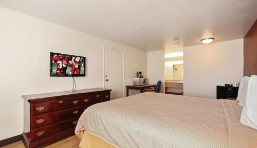 Deluxe Queen Room Smoke Free