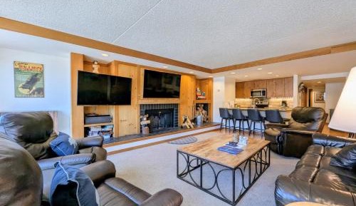 Three-Bedroom Apartment with Mountain View