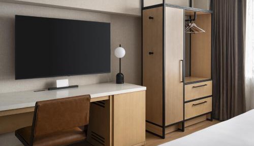 King Room with Adapted Tub - Mobility and Hearing Accessible