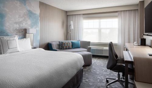 King Room with Transfer Shower - Mobility Access/Hearing Accessible