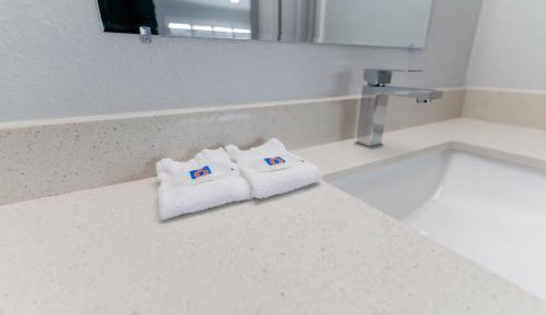 King Room with Roll-in Shower - Disability Access - Non-Smoking