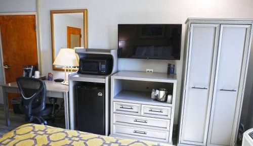 1 Queen Bed, Mobility Accessible Room, Bathtub w/ Grab Bars, Non-Smoking